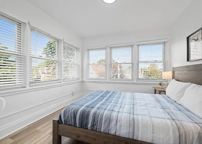 Homestay Shadyside 3a Bright And Stylish Private Bedroom With Shared Bathroom