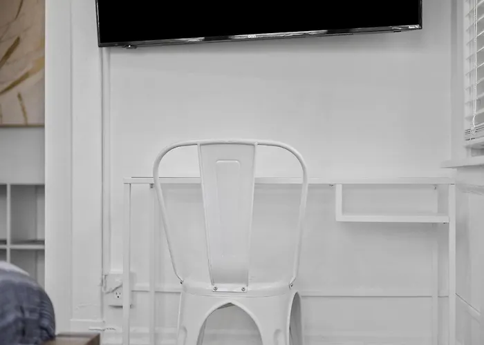 Shadyside 3a Bright And Stylish Private Bedroom With Shared Bathroom *