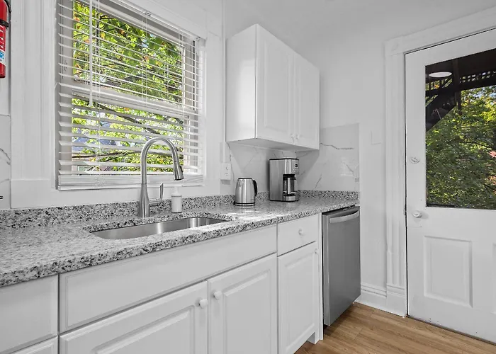 Shadyside 3a Bright And Stylish Private Bedroom With Shared Bathroom Pittsburgh